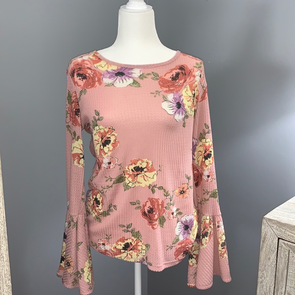Cute spring top with bell sleeves